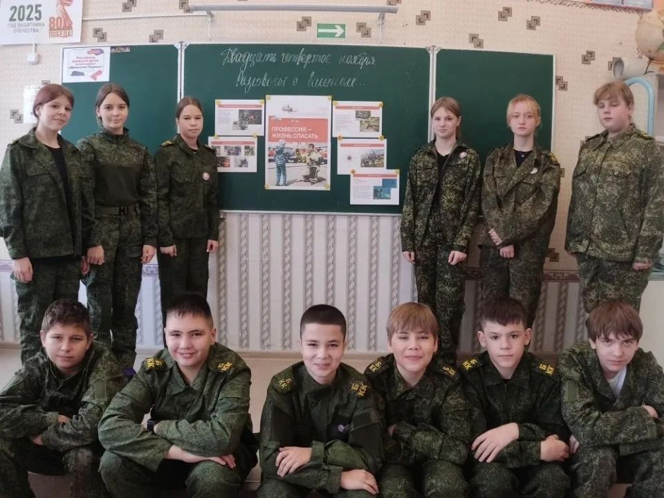 24 ноября на занятии «Разговоры о важном» обучающиеся Брянковской гимназии обсудили тему «Профессия — жизнь спасать»