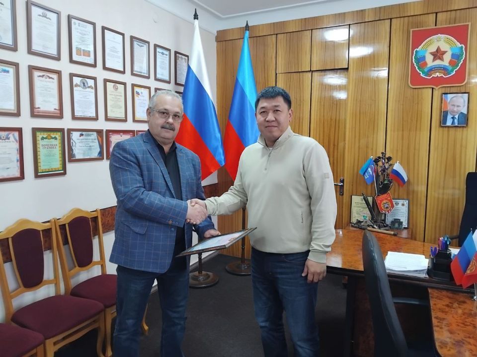 Сергей Саенко: Встретился с нашим другом, постоянным представителем Республики Калмыкия на территории Антрацитовского муниципального округа Андреем Шахановым