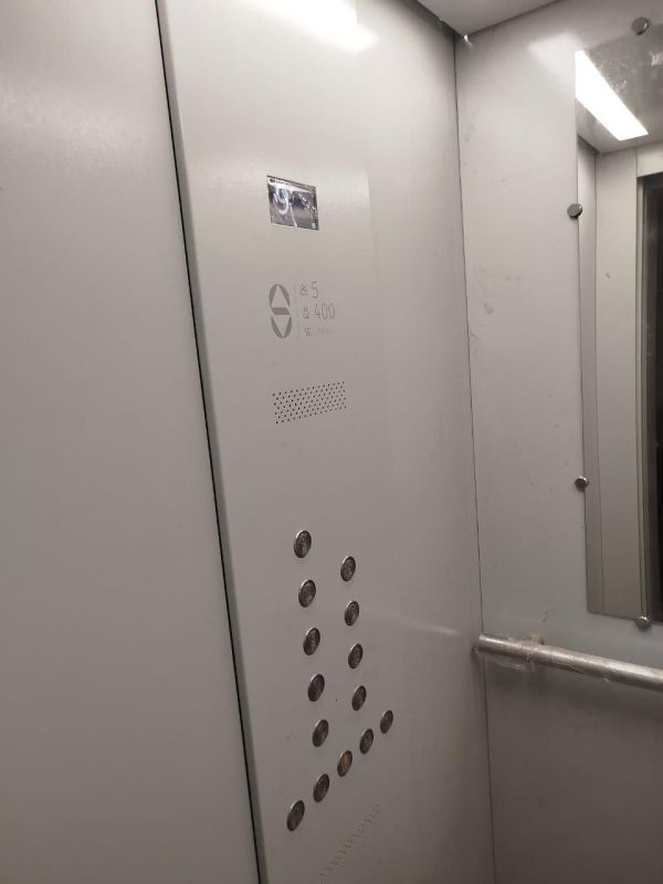 В Кировске продолжается установка новых лифтов