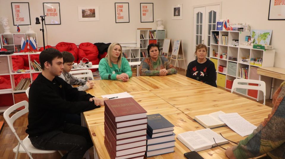 Сегодня в музее истории города Ровеньки было проведено организационное заседание повопросу создания электронной Книги Памяти муниципального образования городской округ город Ровеньки Луганской Народной Республики