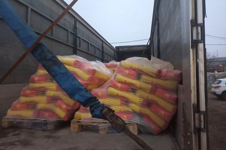 В Свердловск прибыла очередная партия сухих смесей для отделочных работ, проводимых Красноярским краем