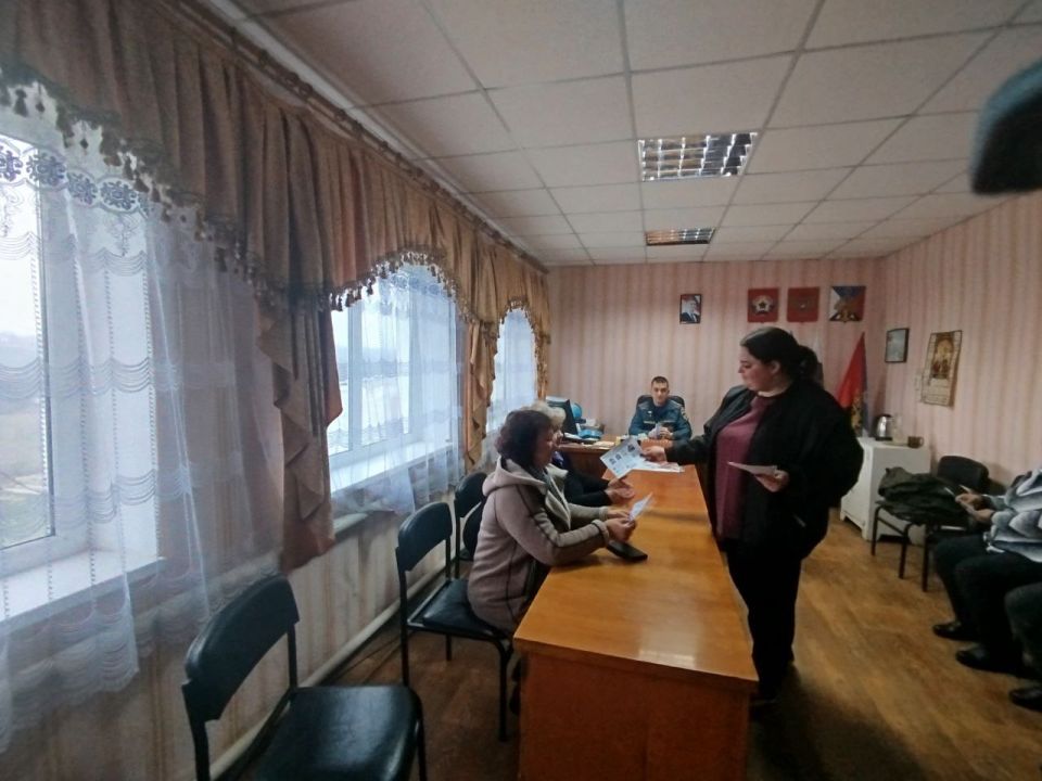 В селе Благовка прошло общественное собрание, направленное на профилактику нарушений правил пожарной безопасности при использовании электрических приборов и отопительных печей