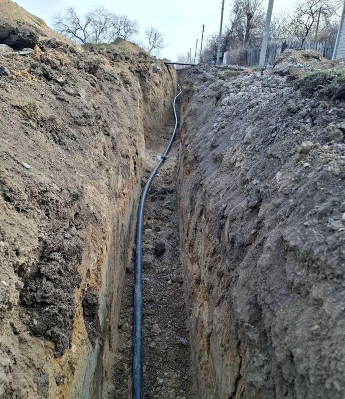 В пгт. Врубовский Лутугинского округа специалисты "Луганскводы" заменили аварийный участок водопровода