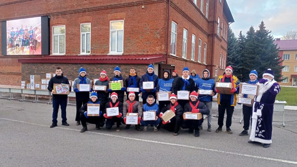 Учащиеся Татарстана отправили новогодние подарки для детей в ЛНР