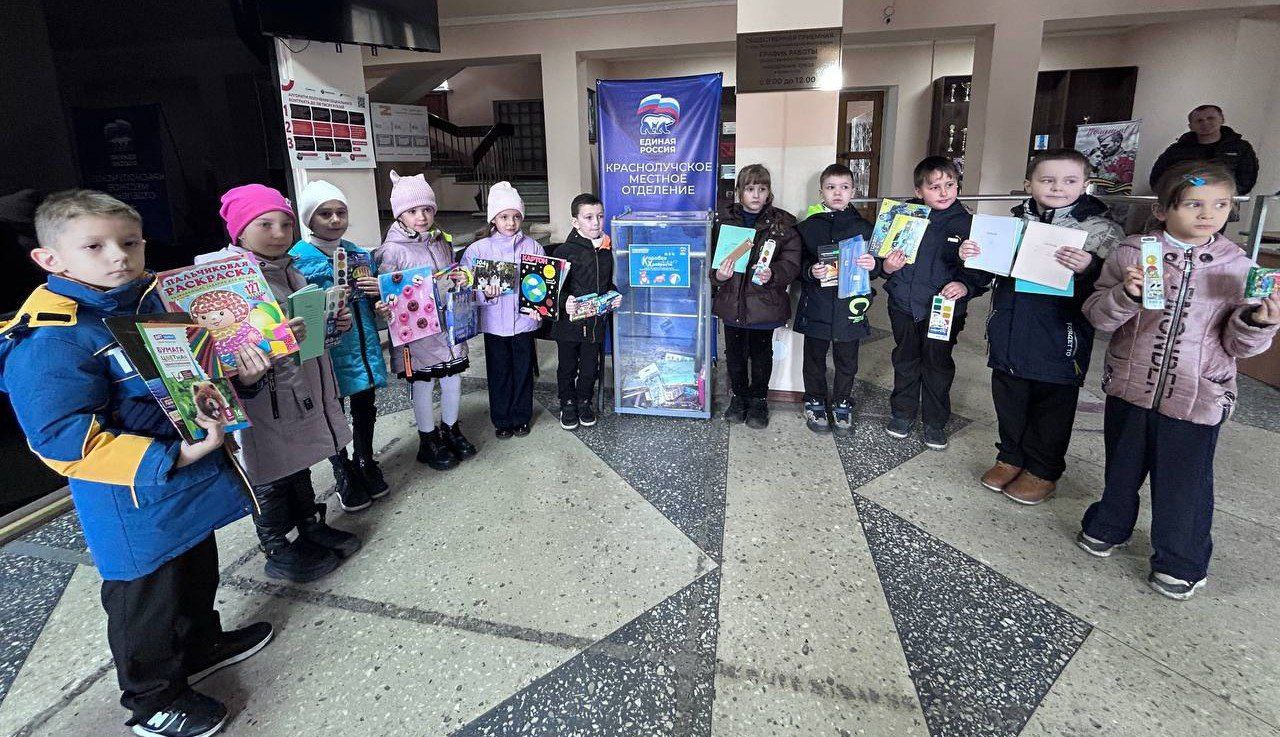 С теплом и заботой приносят краснолучане игрушки и наборы для творчества в боксы акции "Коробка храбрости"