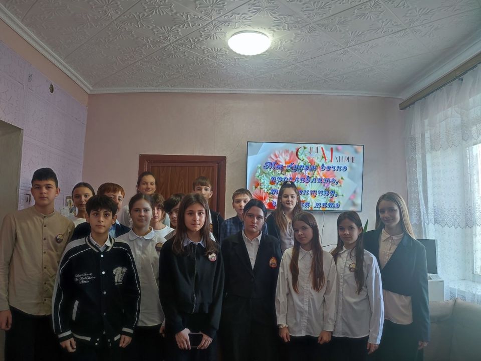 Тематический вечер посвященный дню матери прошел в Лутугинской Районной библиотеке