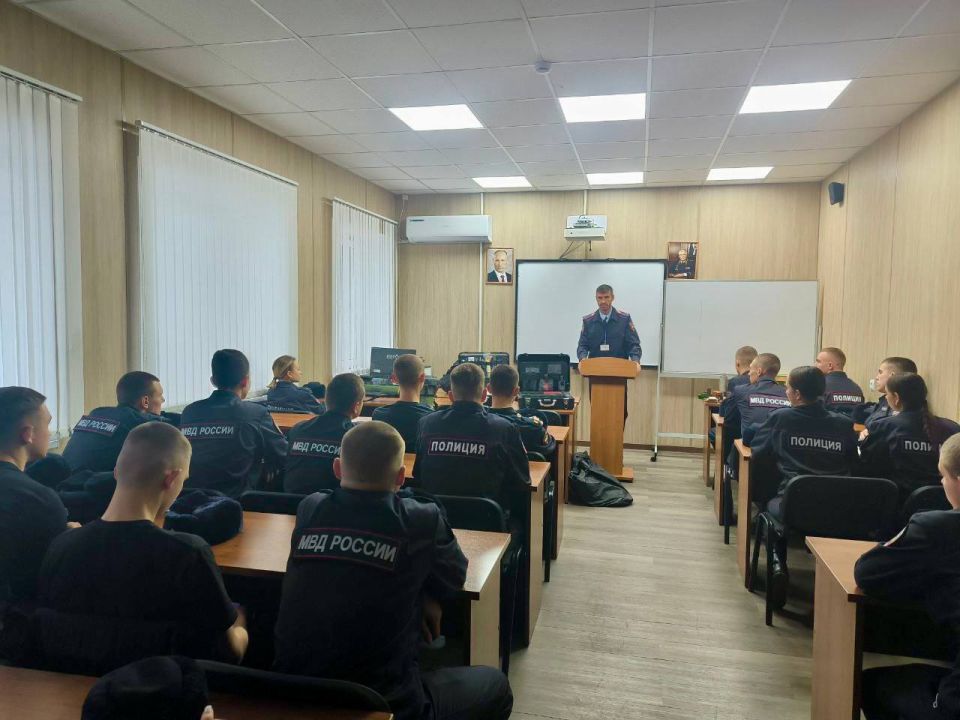 111111 В ведомственном вузе прошла встреча курсантов и представителя регионального МВД – говорили о взрывных устройствах и личной безопасности