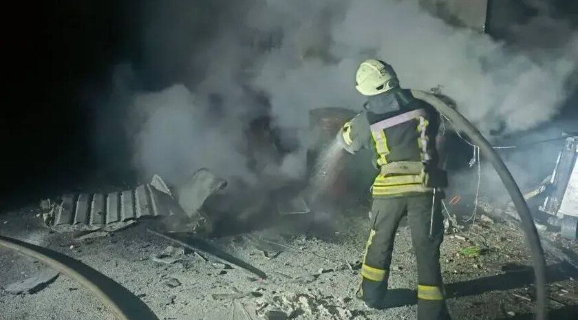Спасатели потушили пожар на АЗС в Новоайдаре после атаки беспилотника