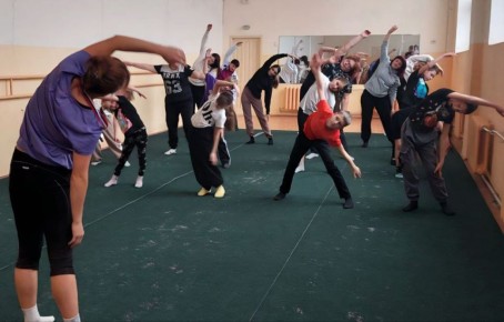 В Алчевской спортивной школе №2 прошло яркое и увлекательное мероприятие «Зарядка с мамой»