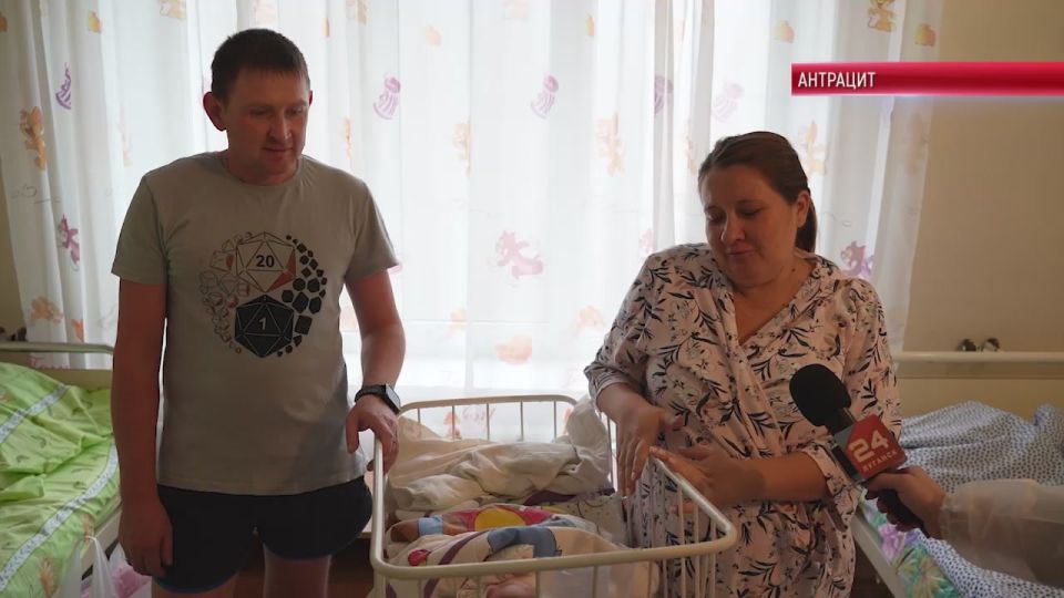 Активисты партии «Единая Россия» в преддверии Дня матери поздравили молодых мам Антрацита в родильном отделении местной больницы