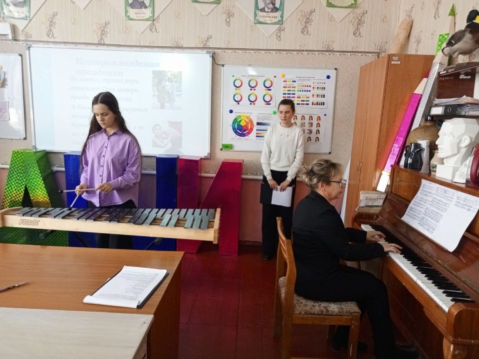 В стенах Артемовской ДШИ состоялся концерт ко Дню матери