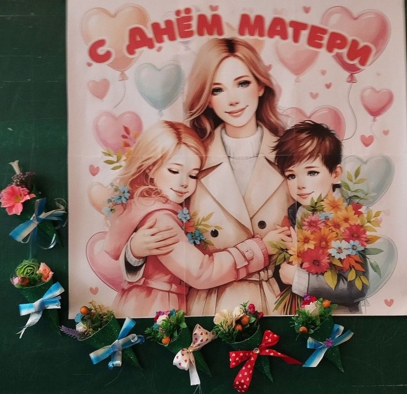 «Мир начинается с мамы…». В преддверии праздника «День матери» в ГБУДО ЛНР «Звезда» в АРТ Мастерской «Кудесники» прошел цикл мастер-классов по декоративно-прикладному творчеству «Подарок для мамы»