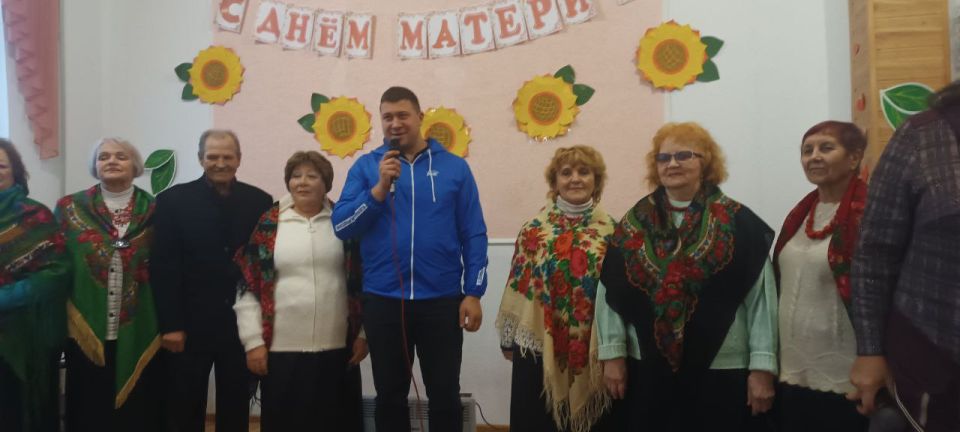 Депутаты Совета городского округа города Рубежное Оксана Удовина и Руслан Штепа посетили праздничный концерт, посвященный Дню матери