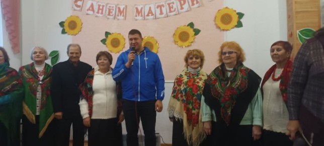 Депутаты Совета городского округа города Рубежное Оксана Удовина и Руслан Штепа посетили праздничный концерт, посвященный Дню матери