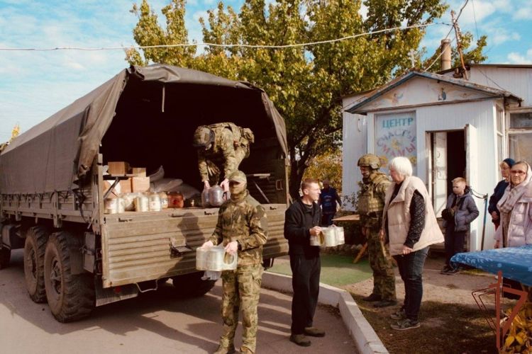 Росгвардейцы передали гуманитарную помощь жителям Луганска