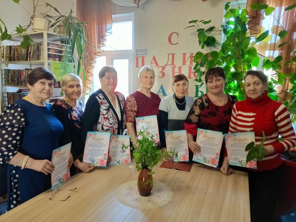 Накануне праздника Дня матери в пгт Городище прошло очередное праздничное заседание познавательно-развлекательного клуба "Встреча" библиотеки № 21, на котором прозвучали поздравления от заведующей библиотекой Любови...