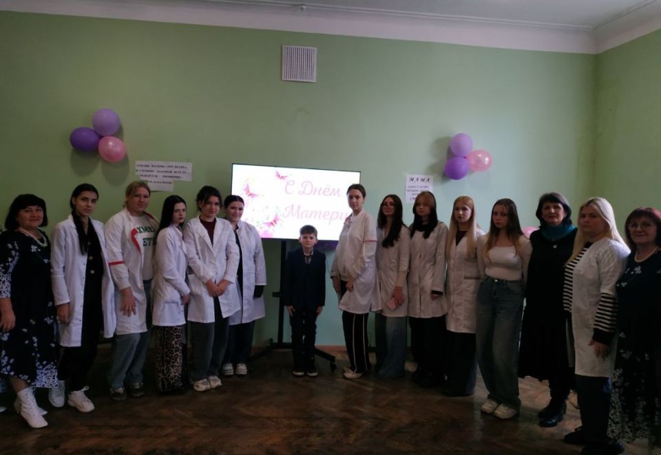 Во Дворце культуры им. Горького пгт Крепенский состоялась литературно-музыкальная гостиная «Мама звучит как поэма, как песня» для студентов–медиков