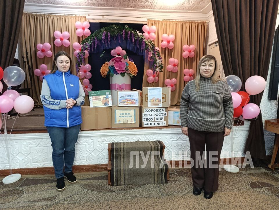 Представители Антрацитовского отделения партии «Единая Россия» передали подарки в школу-интернат