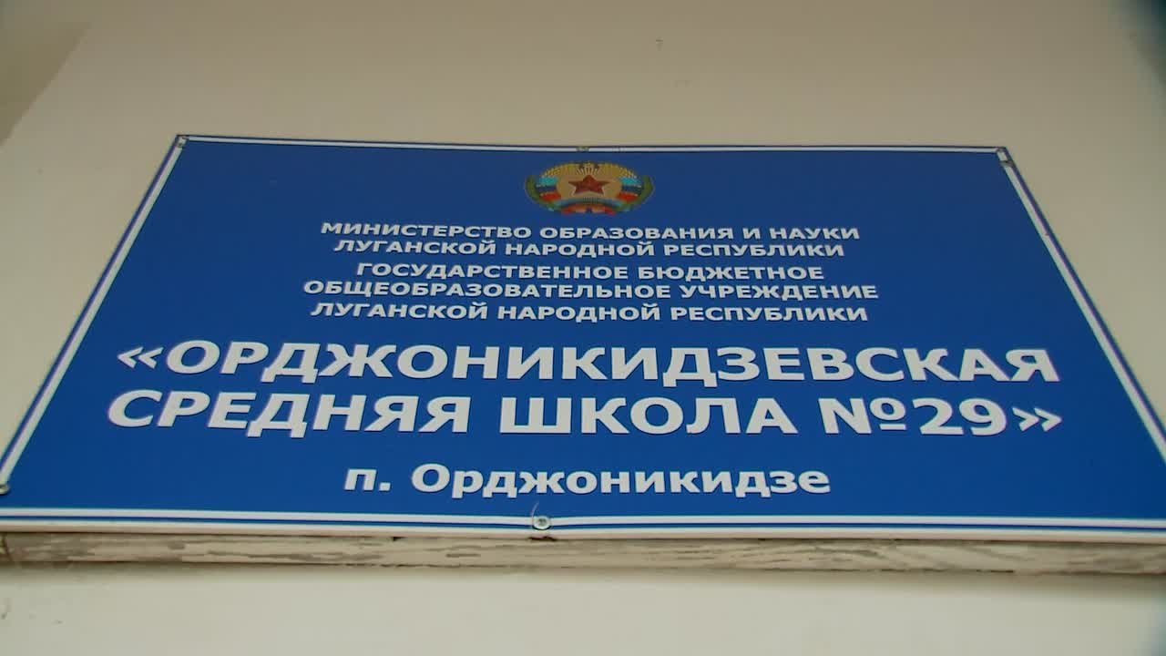 Директор Орджоникидзевской средней школы № 29 Виктория Григоренко благодарит регион-шеф Тюменскую область за помощь в решении проблемы водоотведения, которая долгое время не давала нормально учиться ребятам