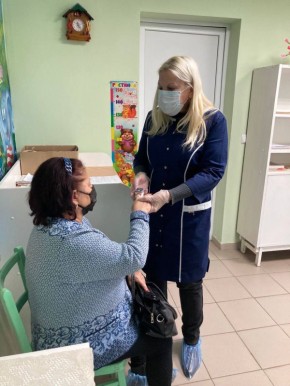 Специалист Славяносербской ЦРБ провел выездной прием жителей в ФАП «Славяносербский»