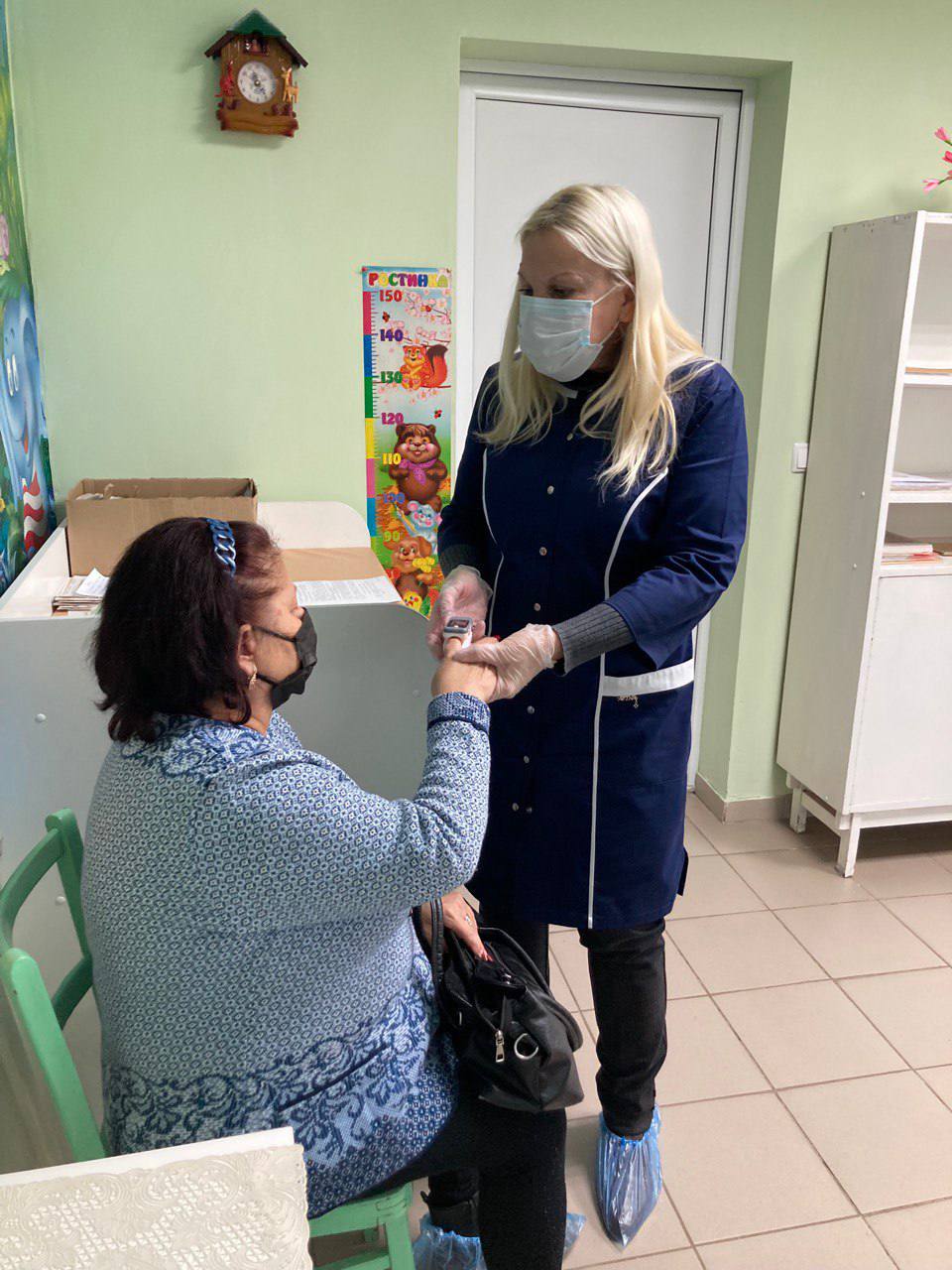 Специалист Славяносербской ЦРБ провел выездной прием жителей в ФАП «Славяносербский»