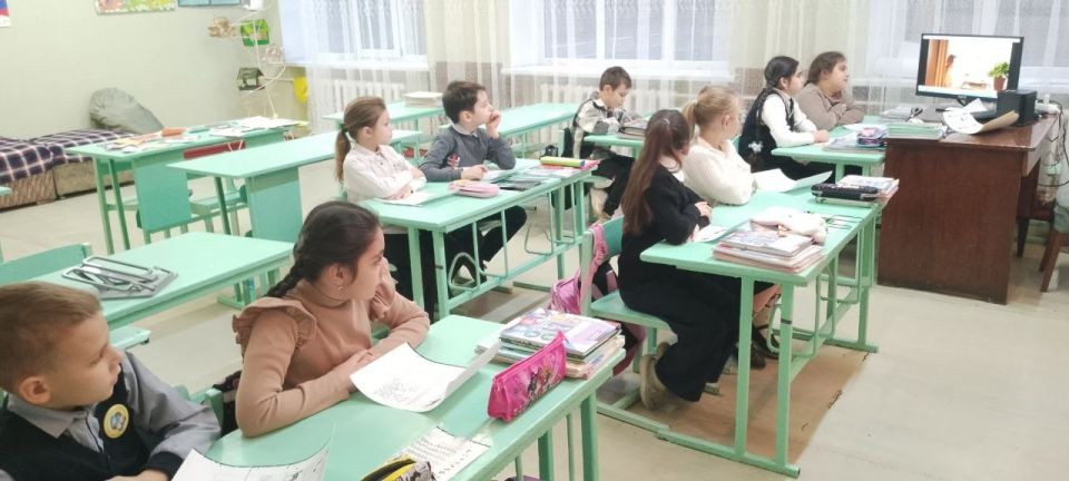 Еженедельные «Разговоры о важном» прошли в учебных заведениях Лутугинского муниципального округа