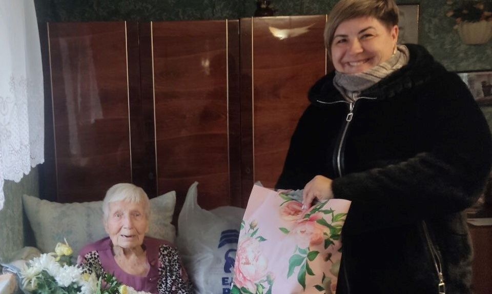 Активисты «Единой России» поздравили с 95-летним юбилеем жительницу села Орехово