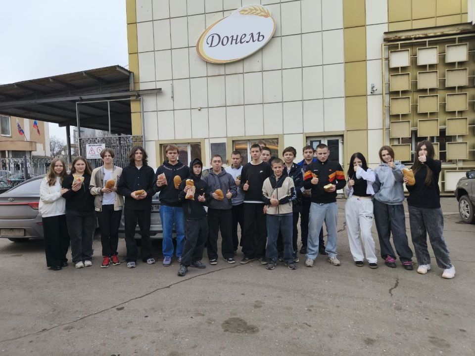 Сотрудники Лутугинского центра занятости устроили экскурсию для старшеклассников на Луганский хлебокомбинат