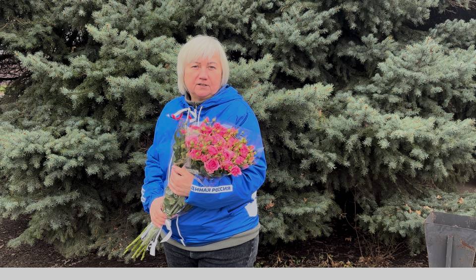 Светлана Гизай: В День матери вместе с Председателем Совета Славяносербского округа, заместителем секретаря Славяносербского отделения партии «Единая Россия» Антониной Гречишкиной поздравили с праздником мам, сыновья которых...