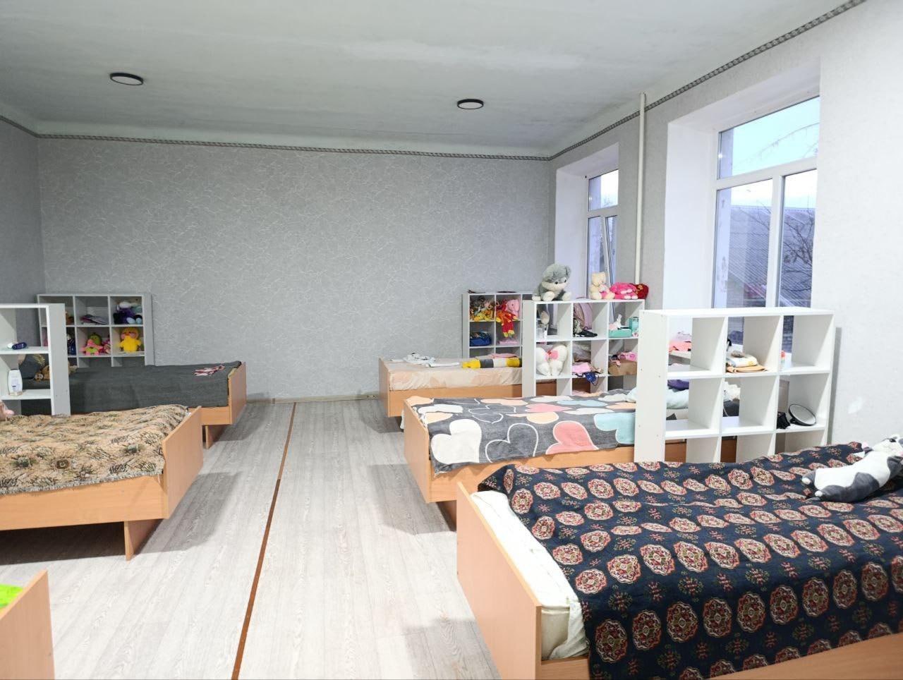 Волонтеры Ленобласти продолжают обустраивать комнату в детском доме Стаханове