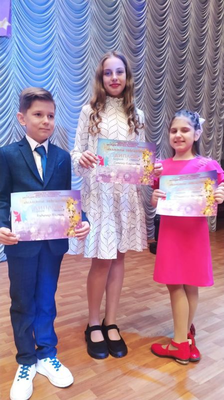 Учащиеся Детской школы искусств № 2 г. Ровеньки стали победителями Открытого городского конкурса-фестиваля детского художественного творчества "Мамины звёздочки" и приняли участие в гала-концерте в г. Антрацит!