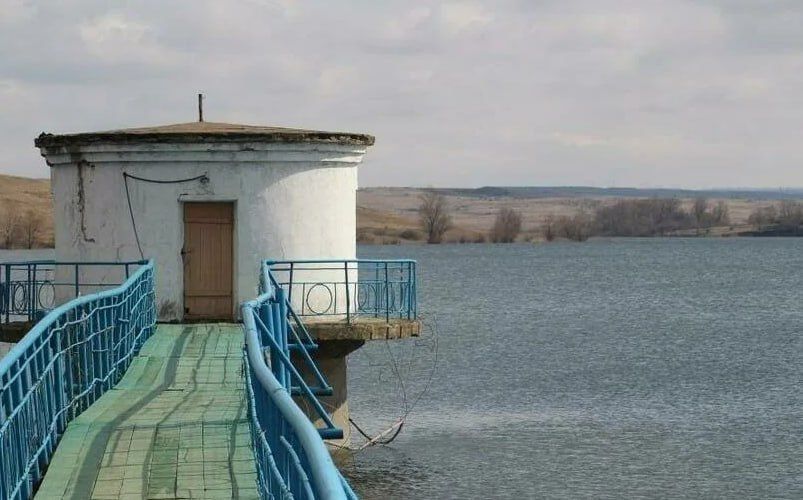 Проблемы с водой в Антраците и Красном луче обусловлены тем, что Елизаветинское водохранилище практически обмелело из-за засухи и отсутствия дождей