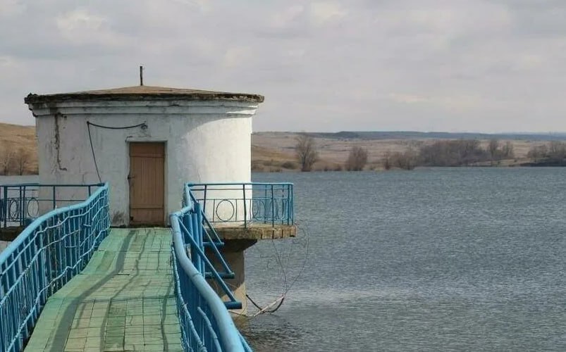 Проблемы с водой в Антраците и Красном луче обусловлены тем, что Елизаветинское водохранилище практически обмелело из-за засухи и отсутствия дождей