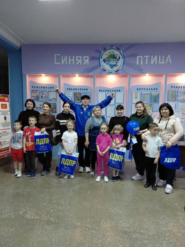 ТЕПЛО И ЗАБОТА ДЛЯ МАМ. Координатор Кировского МО ЛДПР Егор Свистухин вместе с активистами партии организовал трогательное поздравление для мам в детском учреждении «Синяя птица»
