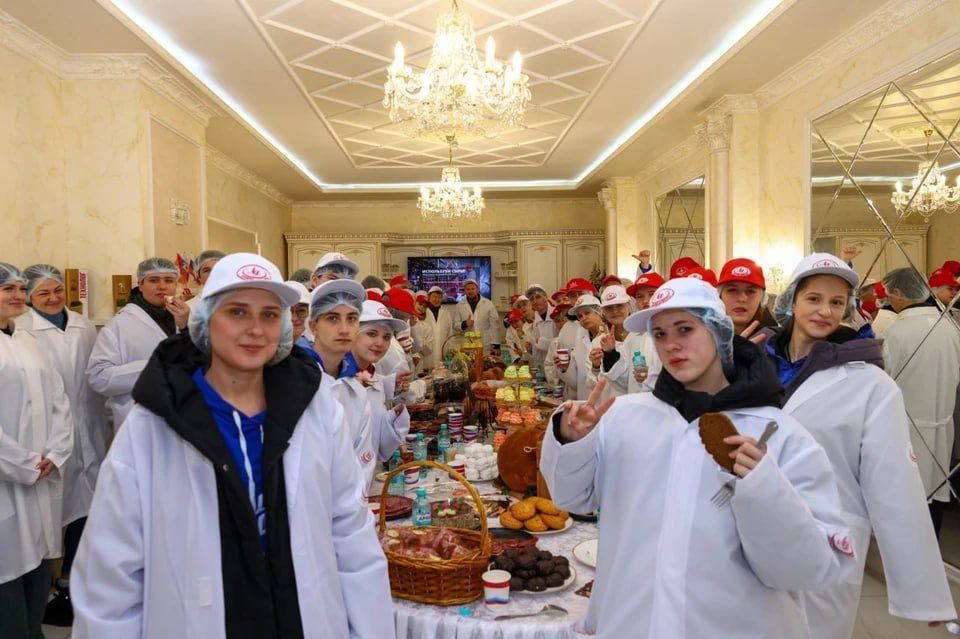 Молодёжь республики посетила мясокомбинат в Луганске