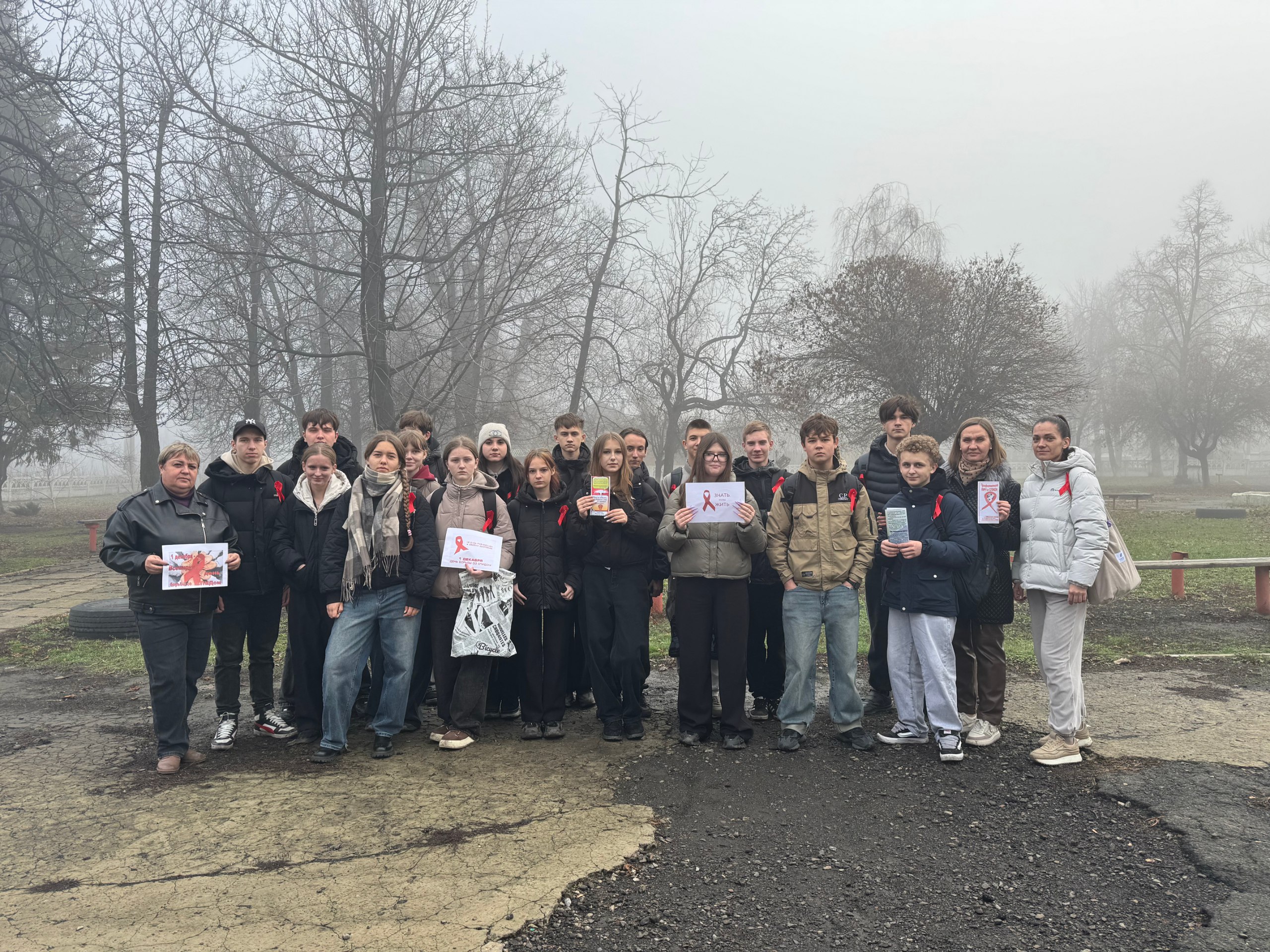 Сотрудники Дома культуры им. Ленина пгт Новодарьевка провели акцию солидарности в борьбе со СПИДом «Красная лента», для обучающихся Новодарьевской школы им. В.Д.Луганского