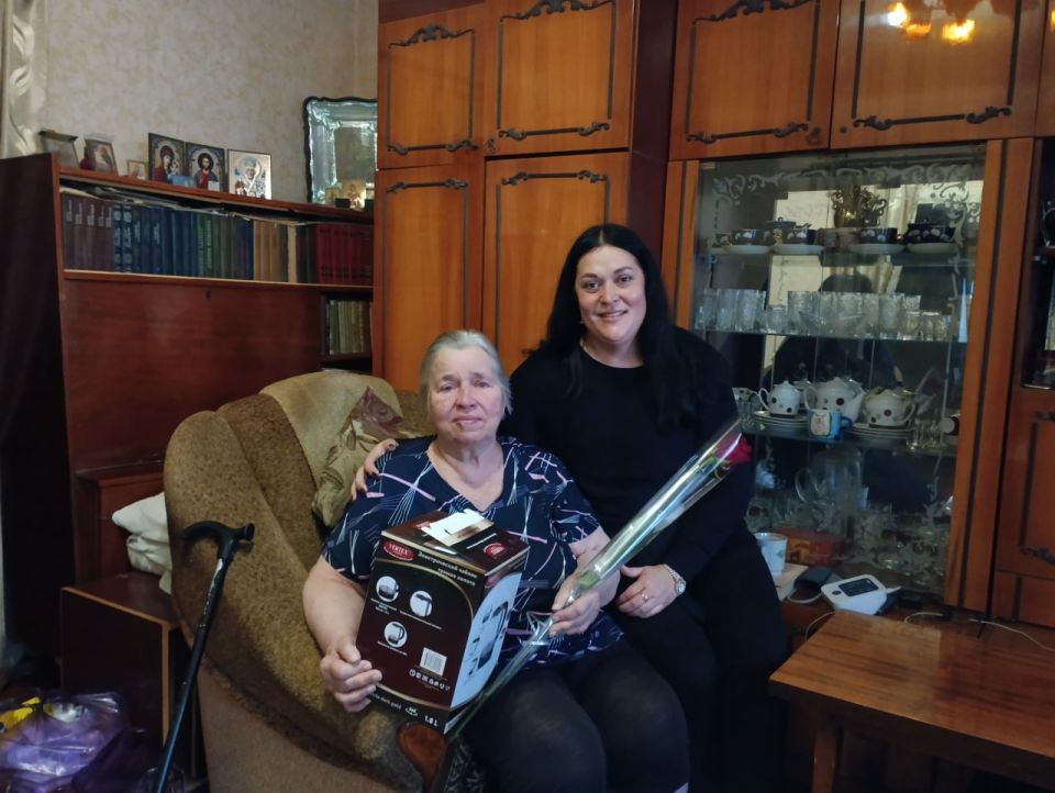 Сотрудники отдела по обеспечению жизнедеятельности пгт Чернухино, совместно с индивидуальными предпринимателями поселка, ко Дню матери организовали трогательную праздничную акцию