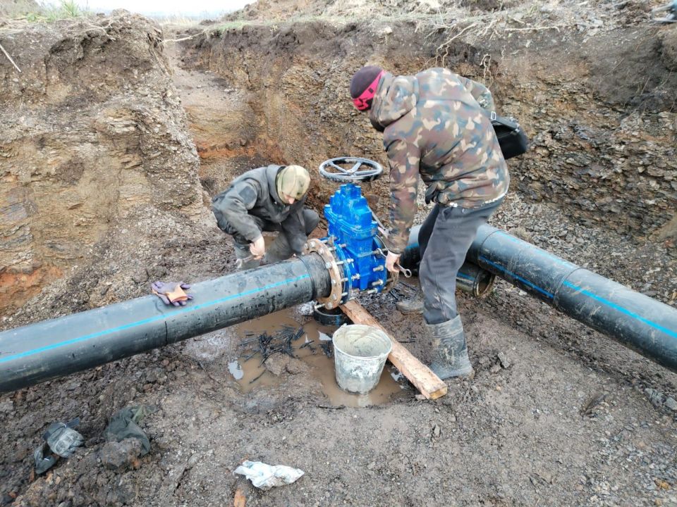 В Ровеньках продолжаются работы по капитальному ремонту водовода Курган – Новодарьевка силами региона-шефа