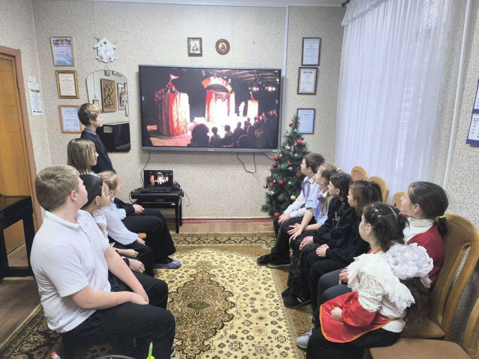 1 декабря в детской школе искусств города Первомайска детям показали спектакль «Большие секреты для маленьких театралов» от Калужского драматического театра