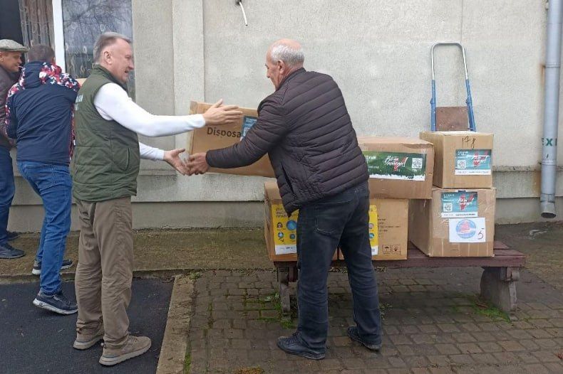 Красноярские врачи передали гуманитарную помощь свердловским коллегам
