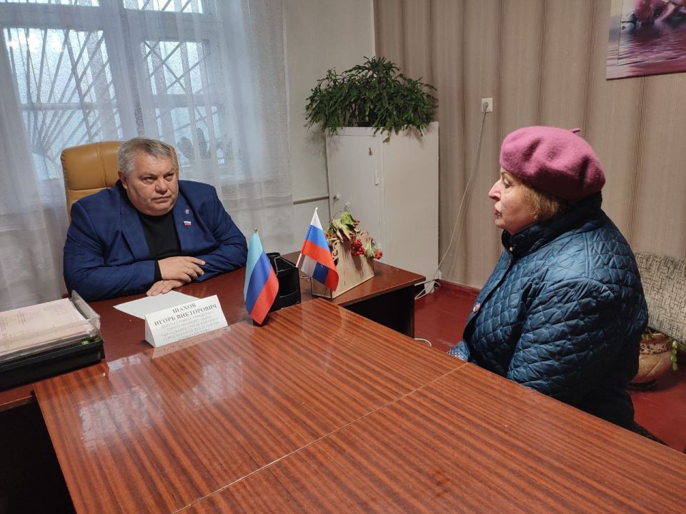 Депутат Игорь Шахов ответил на вопросы жителей города Вахрушево