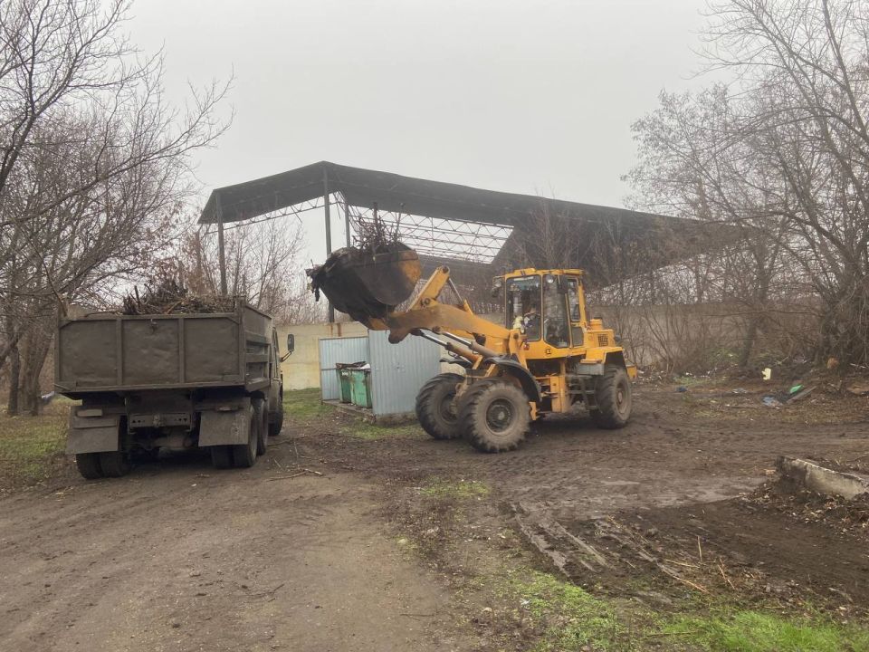 Продолжаются работы по вывозу мусора и благоустройству городских территорий