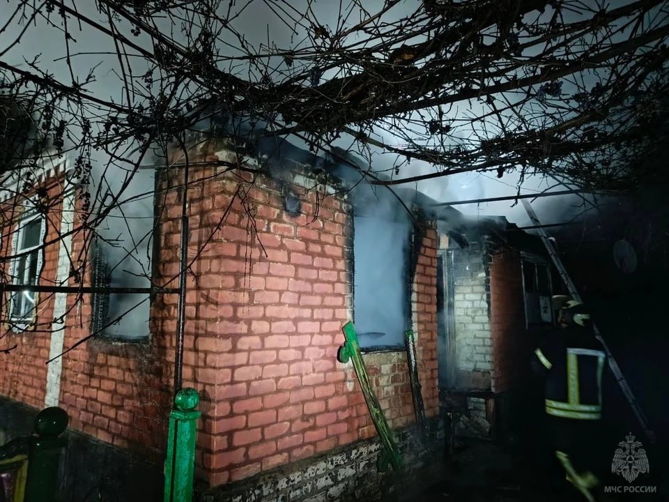 Сотрудники МЧС спасли на пожаре пенсионерку в Новоайдаре