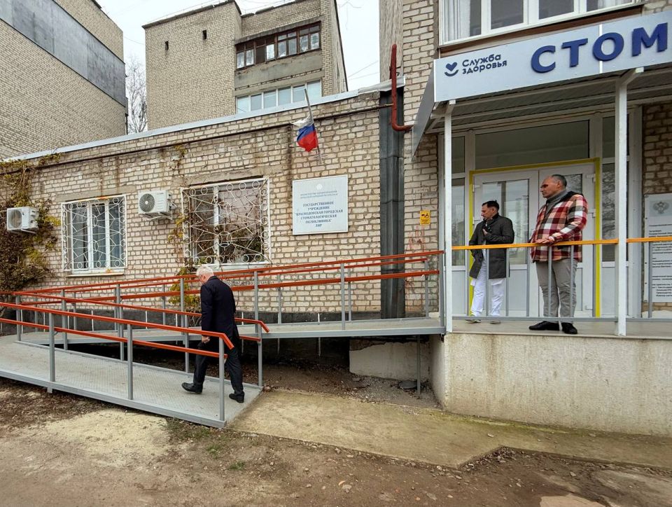 Сергей Козенко: Посетил Краснодонскую городскую стоматологию, где осмотрел помещения после ремонта