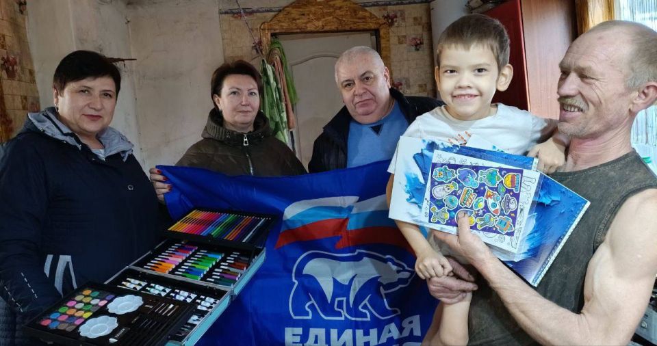 В рамках акции «Коробка храбрости» активисты партии «Единая Россия» посетили семью многодетного отца-одиночки, который воспитывает ребёнка с ограниченными возможностями здоровья и многодетную семью погибшего участника СВО