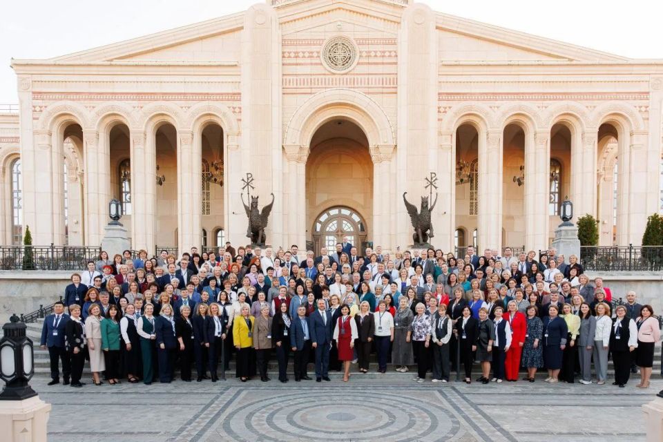 Директор Брянковской гимназии Елена Ужикова стала участником флагманского проекта "Клуб директоров", который создан по поручению Президента Российской Федерации В. В. Путина