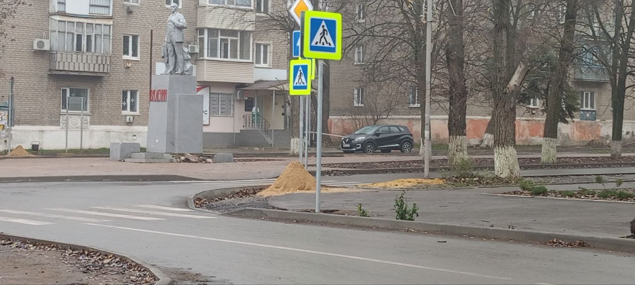 Специалисты МУП «Дорожно-эксплуатационное управление» активно проводят подготовительные работы для обеспечения надежного состояния улиц Молодогвардейска в зимний сезон