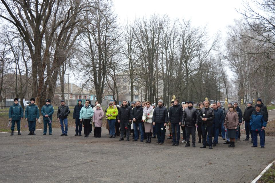 В Белокуракино состоялось торжественное возложение цветов у мемориала Скорбящая мать, приуроченное ко Дню Неизвестного Солдата