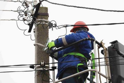 Энергетики ЛНР восстанавливают электроснабжение