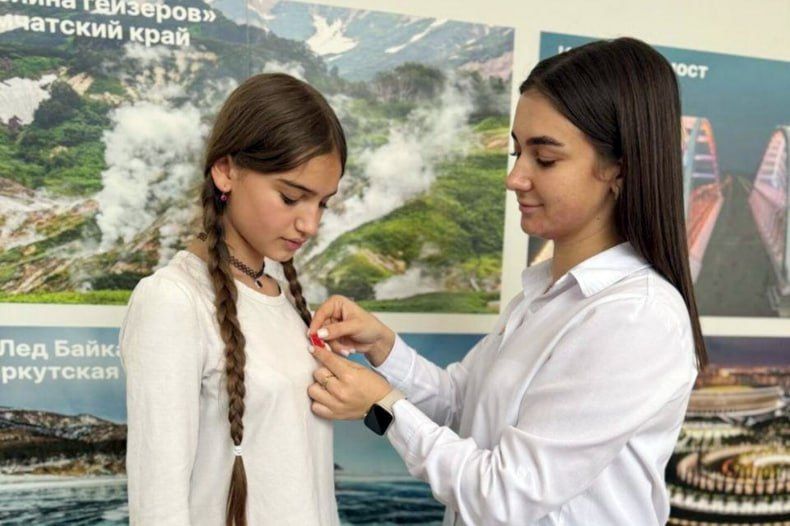 Церемония вручение значков Движения Первых прошла в Ленинской СШ №1